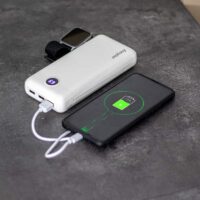 پاور بانک انرجایزر 30002PQ در حال شارژ کردن دستگاه موبایل